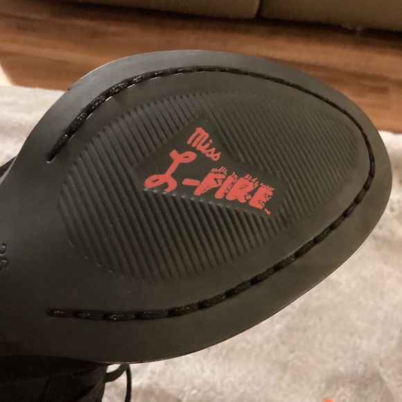 NWOT black suede lace up, fur lined ankle boot size 36 - Picture 4 of 6